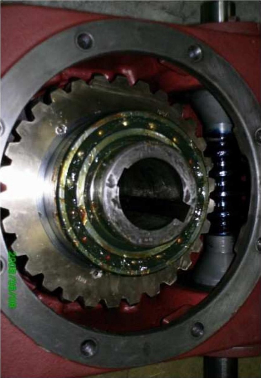 Close-up of the bronze worm wheel mesh inside the gearbox