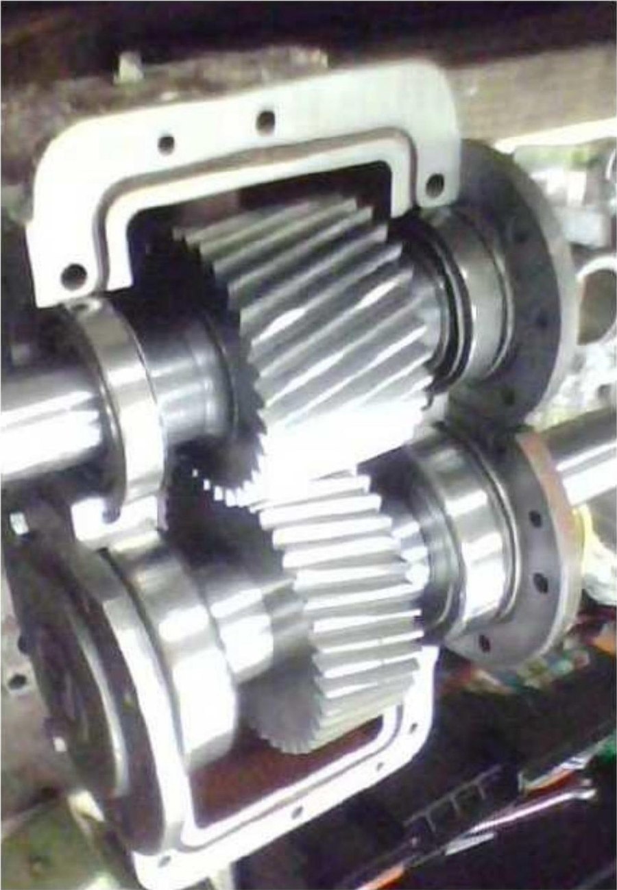 Helical gear train assembled in a reconditioned gearbox