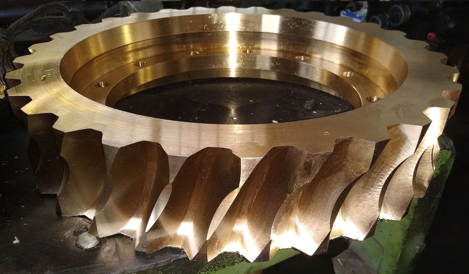 Coroa de bronze de grande diâmetro com dentado helicoidal usinado