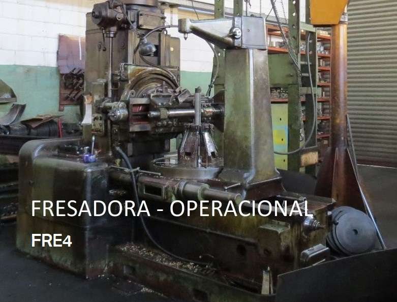 Fresadora em operação na usinagem de engrenagens